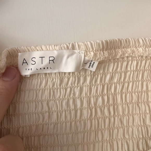 NWT Cream blouse - Picture 3 of 4